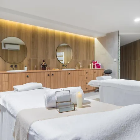 Golden Tulip Lyon Ouest Techlid & Hotel 4*