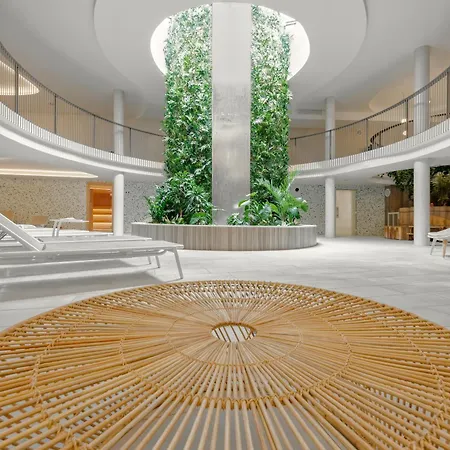 Golden Tulip Lyon Ouest Techlid & Hotel 4*