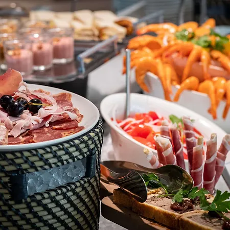 Golden Tulip Lyon Ouest Techlid & Hotel 4*