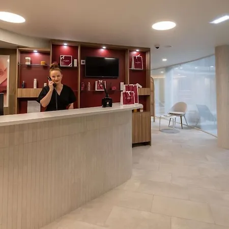Hotel Golden Tulip Lyon Ouest Techlid & 4*