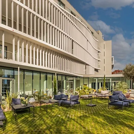 Golden Tulip Lyon Ouest Techlid & Hotel 4*