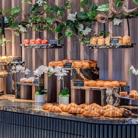 Hotel Golden Tulip Lyon Ouest Techlid & 4*